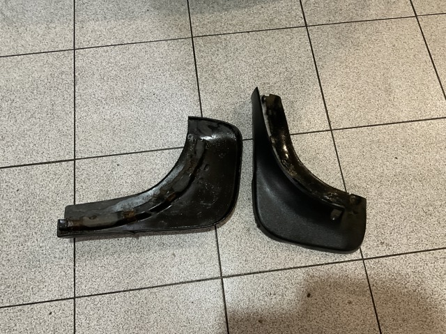 Комплект задніх бризковиків 7L0075101 VAG