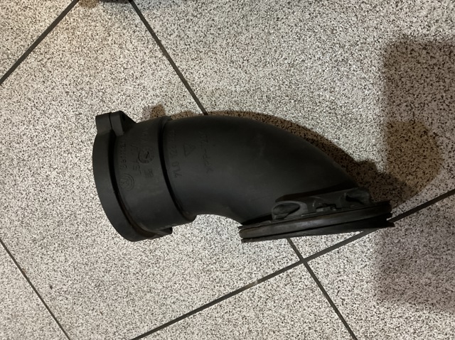Патрубок повітряний, вихід повітряного фільтра 7L0128533 VAG
