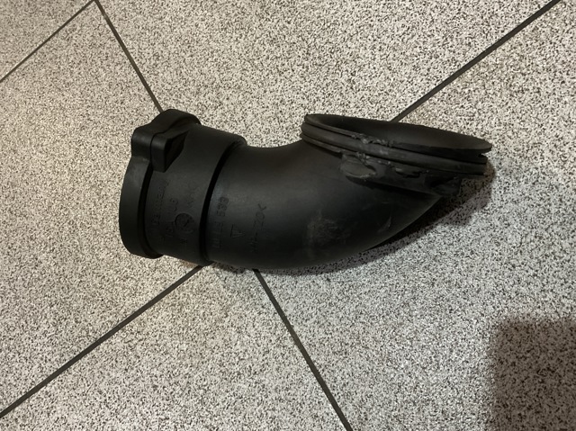 Патрубок повітряний, вихід повітряного фільтра 7L0129533 VAG