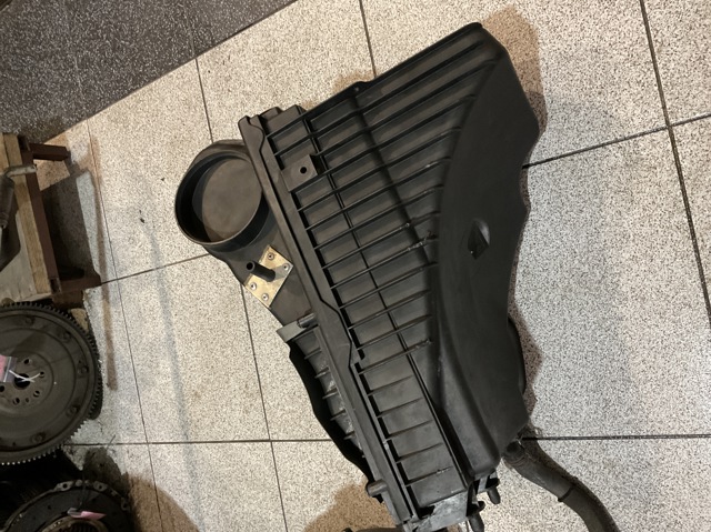 Корпус повітряного фільтра 7L0129607 VAG