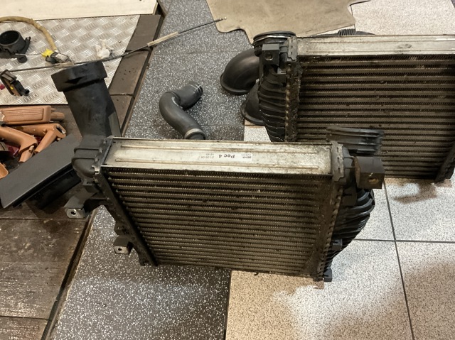 Охолоджувач наддувочного повітря 7L0145804A VAG