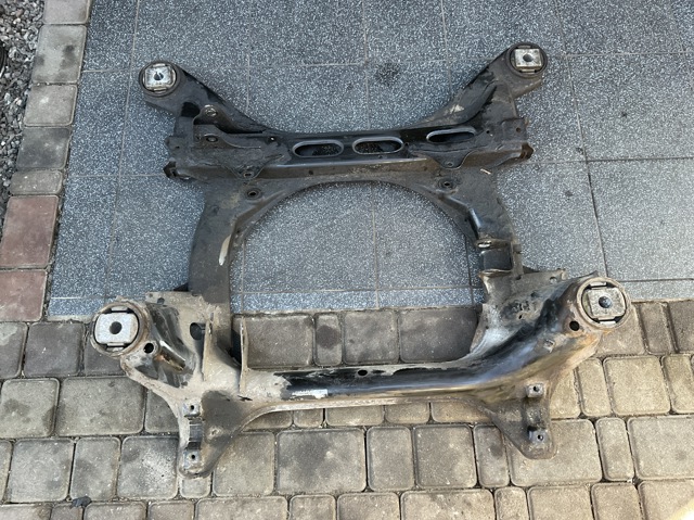 Передня балка 7L0400025 VAG