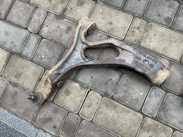 Правий важіль передній нижній підвіски 7L0407154B VAG