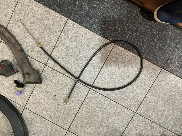 Трос стоянкового гальма передній 7L0721556C VAG