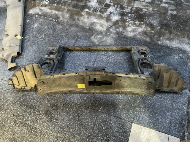 Кронштейн кріплення радіатора 7L0805594R VAG