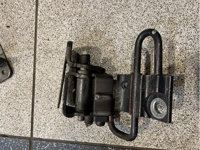Петля заднтої двері, правої 7L0833412A VAG