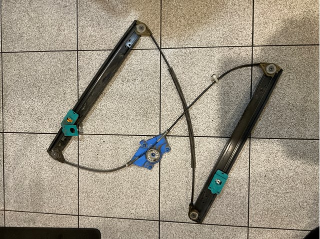Механізм стеклопідйомника дверей передніх, лівих 7L0837461F VAG