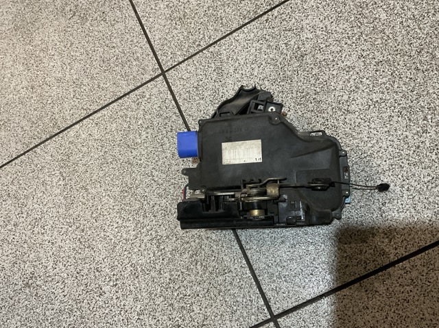 Замок задньої двері, лівої 7L0839015 VAG