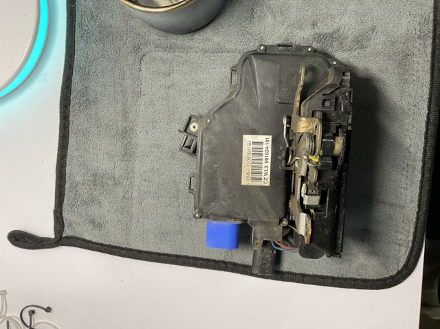 Замок задніх дверей, лівих 7L0839015B VAG