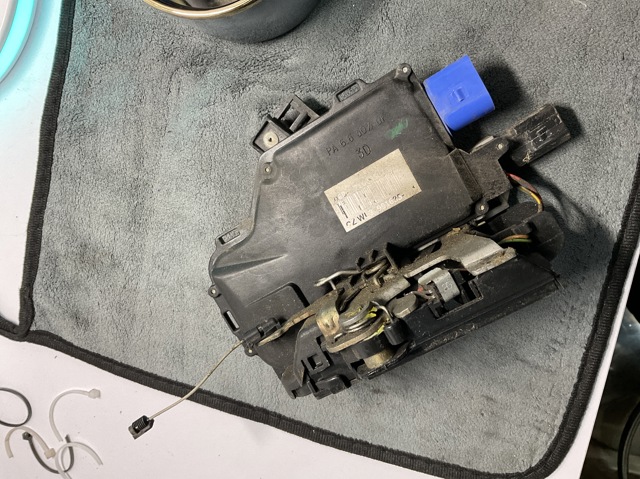 Замок задніх дверей, правих 7L0839016B VAG