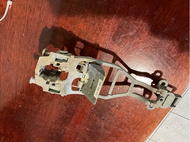 Тримач зовнішньої ручки дверей, задніх лівих 7L0839885 VAG