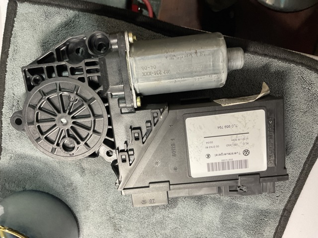 Моторчик склопідйомника двері задніх, правих 7L0959794 VAG
