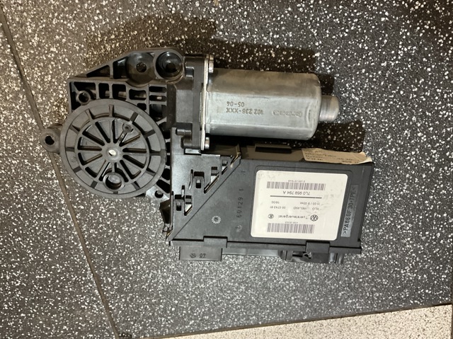 Мотор склопідйомника дверей задніх, правих 7L0959794A VAG