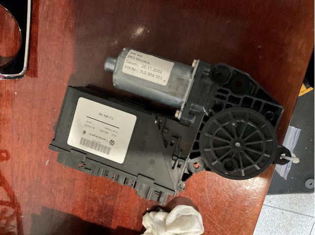 Двигун стеклопод'емника двері задньої, лівої 7L0959795 VAG