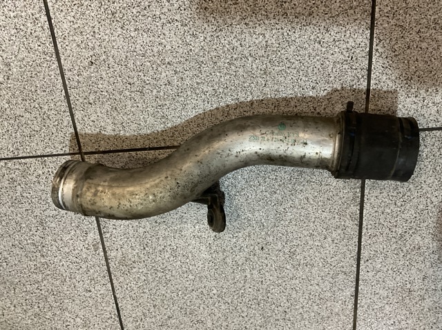 Патрубок повітряний, вихід повітряного фільтра 7L6128654B VAG