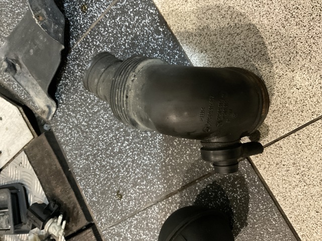 Патрубок повітряний, вихід повітряного фільтра 7L6129534 VAG