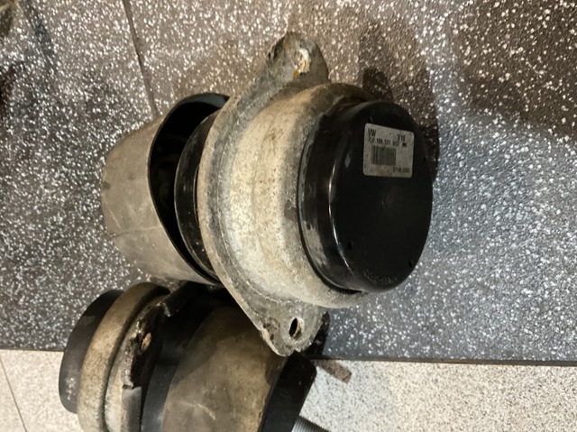 Подушка (опора) двигуна лів./прав. 7L6199131 VAG