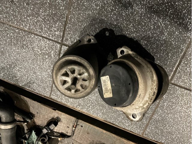 Підвіска двигуна (силового агрегату) 7L6199131A VAG