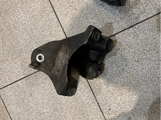 Кронштейн подушки (опори) двигуна, правої 7L6199308B VAG