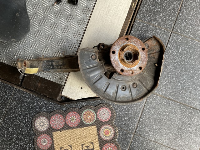 Цапфа поворотна права 7L6407258A VAG