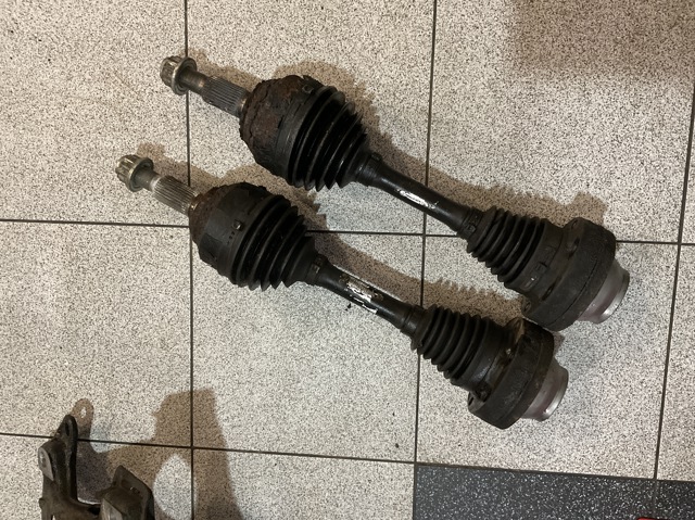 Піввісь (привід) передня 7L6407271A VAG