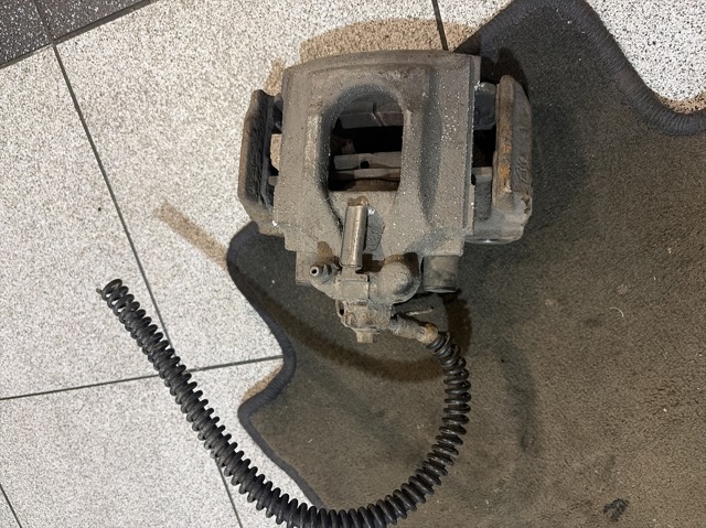 Задній гальмівний супорт лівий 7L6615423 VAG