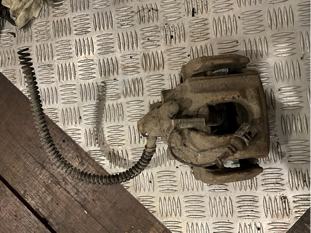 Задній гальмівний супорт лівий 7L6615423 VAG