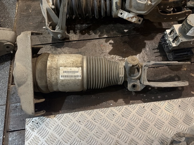 Стійка передня права 7L6616040D VAG