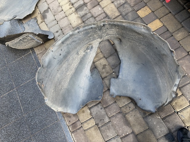 Підкрилки передні праві 7L6809962 VAG