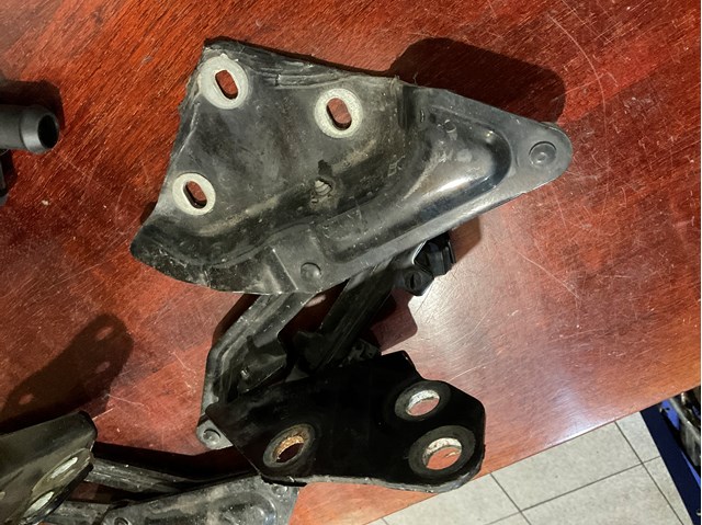 Завіса капота права 7L6823302 VAG
