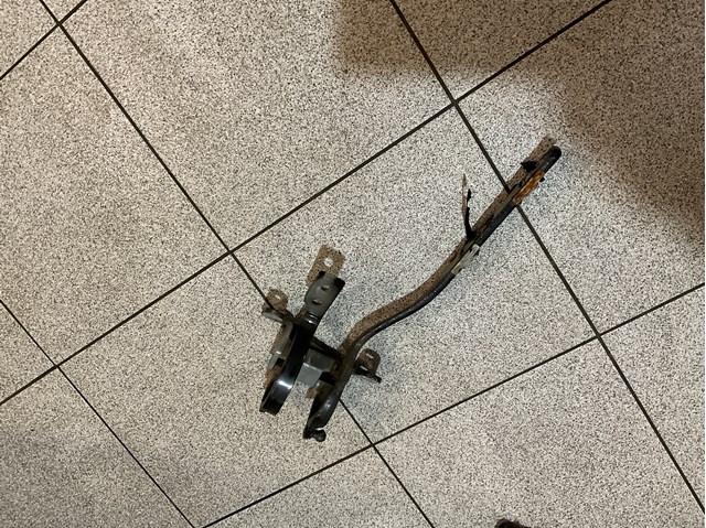 Деталі багажника (петлі і упор кришки) 7L6827302C VAG