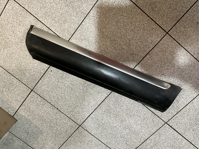Молдинг задніх лівих дверей, нижній 7L6839787G VAG