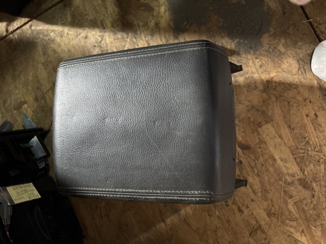 Кронштейн підлокітника 7L6863762D VAG
