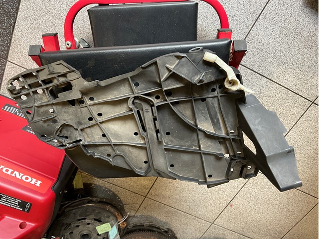 Кріплення фари передньої, правої 7L6941292 VAG