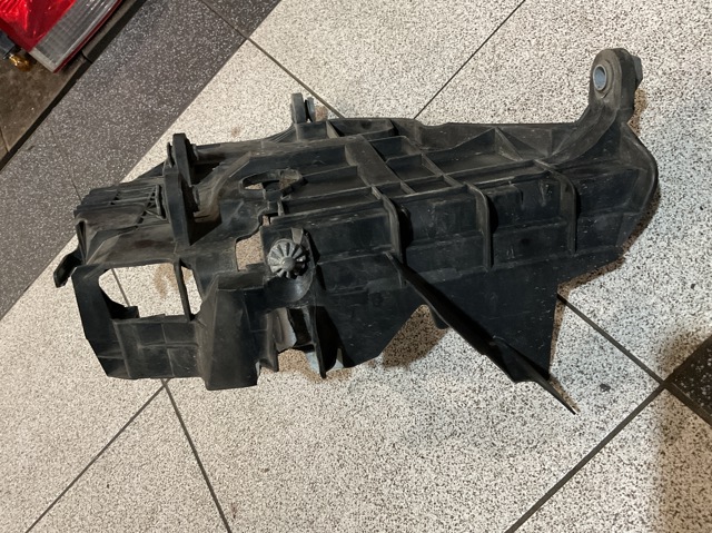Кріплення фари передньої, правої 7L6941614C VAG