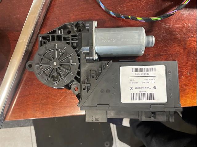 Моторчик склопідйомника двері задніх, правих 7L6959704 VAG