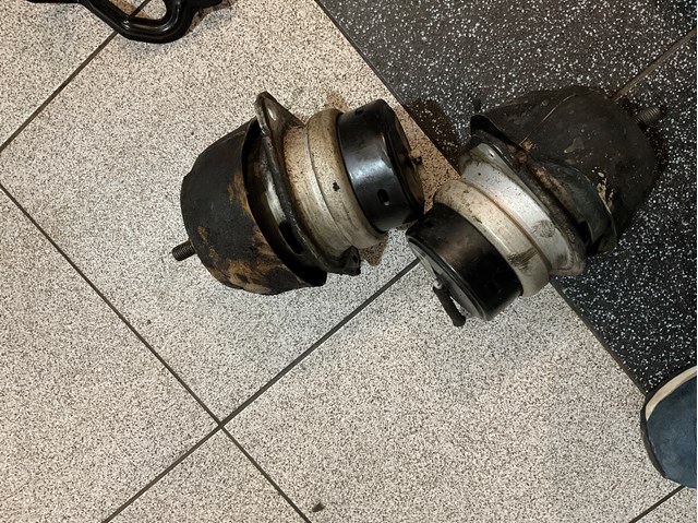 Подушка (опора) двигуна, ліва/права 7L8199131F VAG