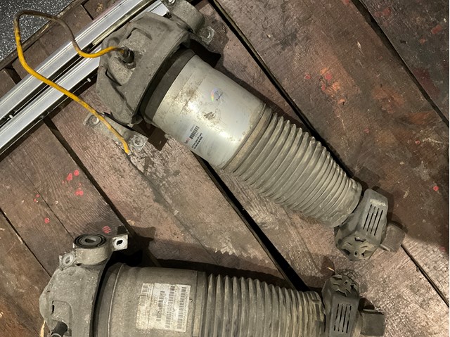 Амортизатор задній, правий 7L8616020 VAG