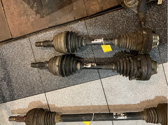 Вісь передня в зборі 7P0407271A VAG