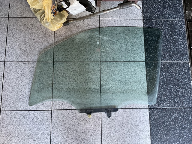 Скло передніх дверей, лівих 80301EB310 NISSAN