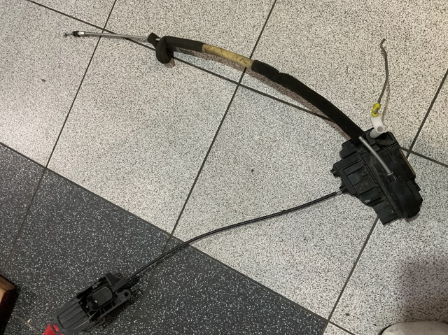 Замок водійських дверей 80501AX111 NISSAN