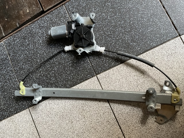 Склопідйомник передньої лівої двері 80701EB300 NISSAN
