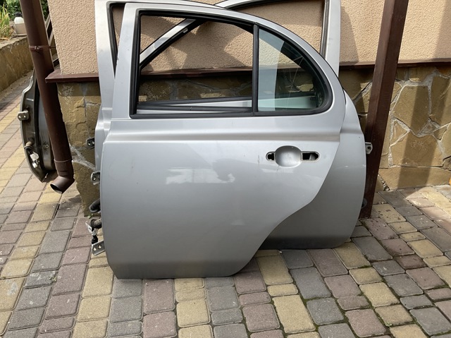 Двері задні, ліві 82101AX130 NISSAN
