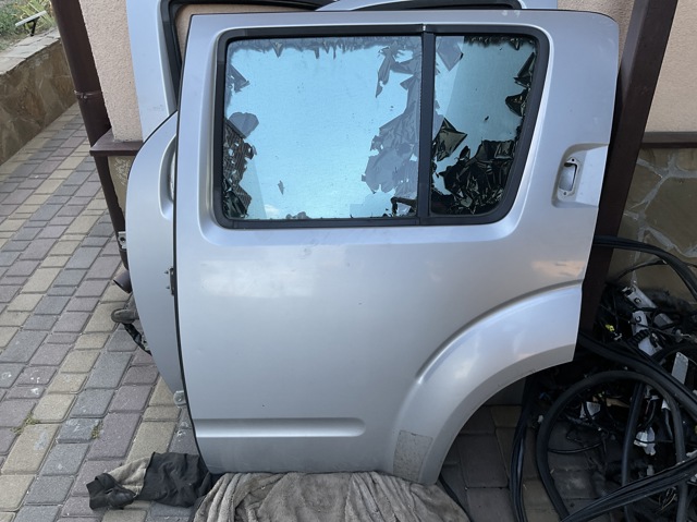 Двері пасажирськи задні ліві 82101EB330 NISSAN