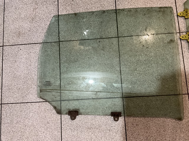 Вікно задніх дверей 823009U000 NISSAN
