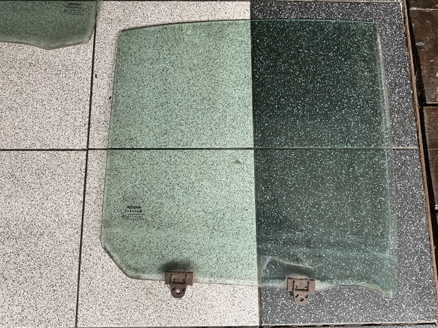 Скло заднє праве 82300AX105 NISSAN