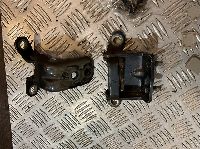 Петля задніх дверей, правих 82400EA00A NISSAN