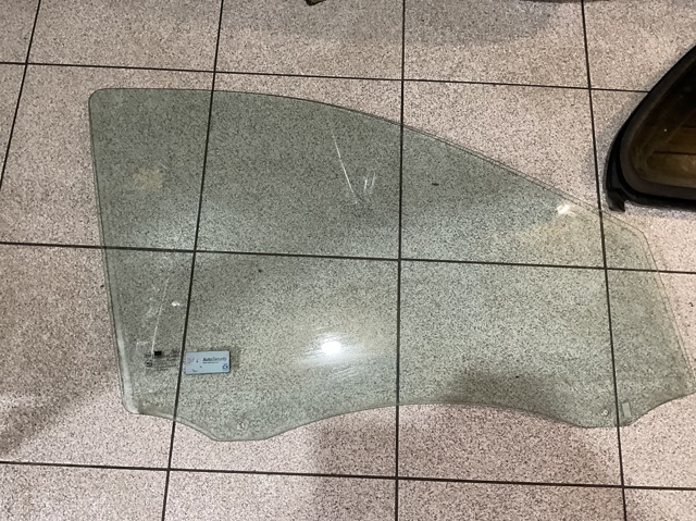 Скло передніх дверей, правою 824213E010 HYUNDAI