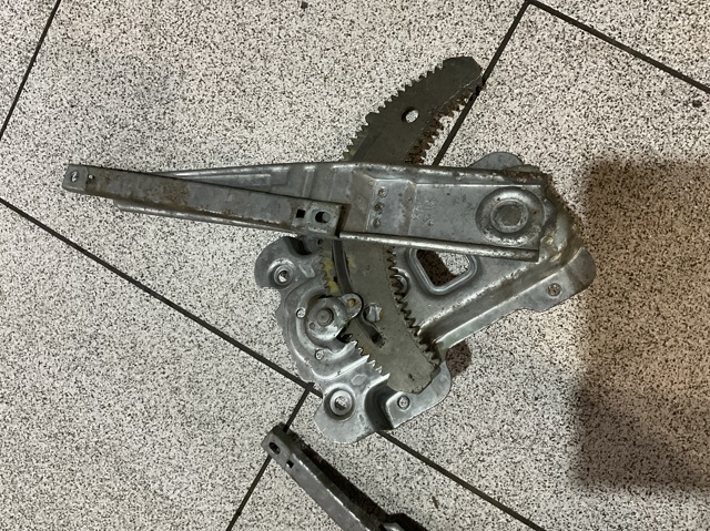 Склопідйомник задніх правих дверей 82720AX110 NISSAN