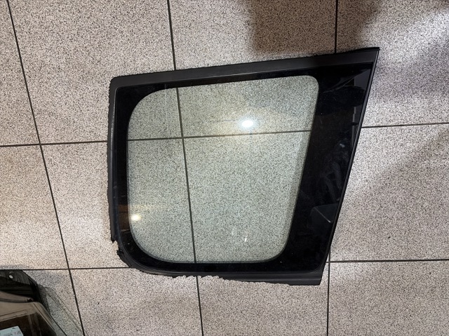 Стукло багажника, праве 833008H501 NISSAN